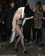 组图：Lady Gaga网状比基尼清凉上阵为粉丝签名