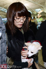 组图：先艺素颜抱爱犬 携夫定居加拿大