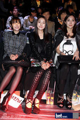 组图：裴素恩赵达焕等众星盛装出席时装展