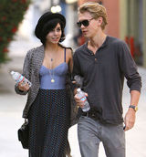 高清组图：凡妮莎-哈金斯街拍牛仔拼接裙搭黑帽