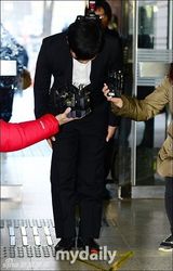 组图：Tony安等涉赌韩星出庭受审鞠躬认罪