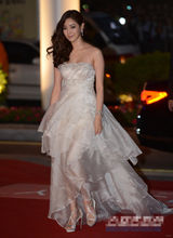 组图：金莎朗白色纱裙飘逸亮相 笑容甜美可人