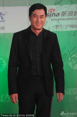 组图：张嘉译信心满满亮相白玉兰红毯