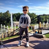 组图：5岁时尚小潮男走红网络迷倒女粉丝