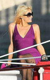 幻灯图集：帕丽斯-希尔顿巴黎性感吹风 显性感身材