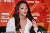 组图：张雨绮获最受欢迎女演员 吻奖杯秀婚戒