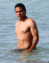 组图：球星法尔考海中爱抚娇妻 舔肚脐极度高调