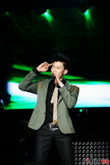 组图：朴宰范与5千名粉丝成功举办首场单独演唱会