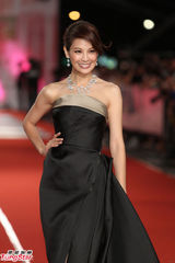 组图：林若亚穿娜塔莉同款礼服亮相金钟红毯