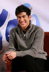 组图：《倾城之泪》发布会 窦骁周冬雨再度携手