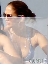 组图：洛佩兹举家坐游艇度假 裹浴巾秀丰满半球