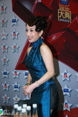 幻灯图：汤灿小露香肩美背 造型精致颇有古典韵味