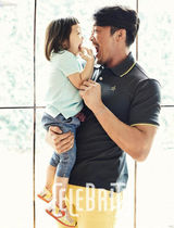 组图：秋成勋父女拍写真 不希望小爱快长大