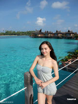 幻灯组图：名模Mandy Lieu深海潜水 着低胸裙吹海风