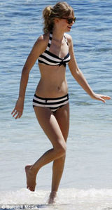 组图：泰勒-斯威夫特现身珀斯海滩比基尼秀身材