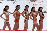 组图：模特零下10度低温比基尼晒雪肤