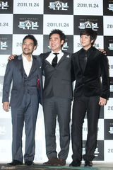 高清图：韩星严泰雄朱元新片《特别搜查总部》试映