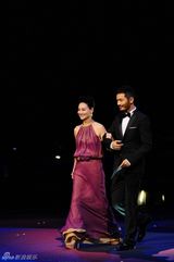 组图：华语传媒大奖 黄晓明黑超加面三次登台