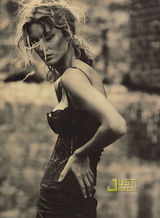 高清图：吉赛尔-邦辰登杂志封面 露半胸走颓废风