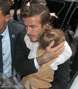 组图：小贝抱女撑场贝嫂时装秀 奶爸范温馨有爱