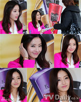 组图：韩彩英艳粉春装甜笑站台知性而优雅