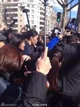 组图：王菲亮相巴黎时装秀 粉丝围观气场足