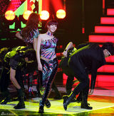 高清组图：韩人气组合KARA新专辑首唱 性感秀歌舞