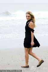 高清图：卡洛琳娜撩发风情万种 海滩拍写真倩影连连