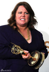 组图：艾美奖后台 梅丽莎-麦卡西开心亲吻奖杯