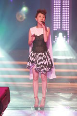 组图： 容祖儿TWINS亮相《劲歌金曲优秀选》录影