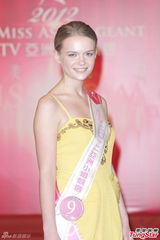 组图：尚格云顿助阵2012亚姐竞选赞佳丽优雅