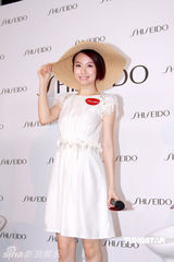 幻灯图：邓丽欣做活动享受按摩 尴尬微笑称很舒服