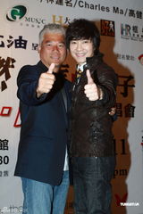 组图：巫启贤邰正宵红馆再开唱 将演绎经典老歌