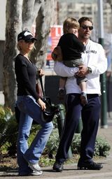 拉塞尔-克劳全家出游 铁汉也有浓情时