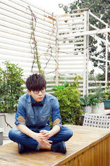 组图：胡夏冬日休闲写真 衬衫领结卖萌