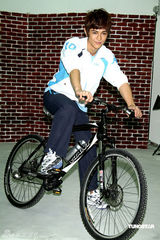 幻灯组图：汪东城代言运动服装 想开画展秀绘画天份