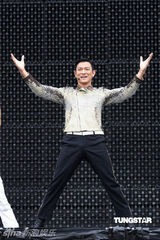 幻灯组图：刘德华澳门卖命开唱 吊威亚离地8楼