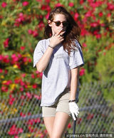 组图：斯图尔特大晒高尔夫球技 挥杆动作英气逼人