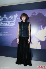 组图：何超仪紧身服飘孕味 卢巧音望度假造人