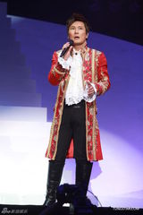 组图：张信哲红馆开唱 深情演绎哲式情歌