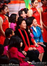 组图：戴玉强一家三口表演《绣荷包》