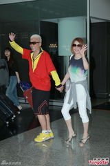 组图：玉置浩二携妻子抵港 期待演唱会