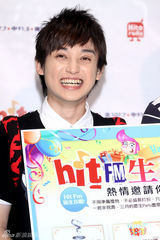 幻灯图：众星为电台庆生 现场进行男男火热激吻