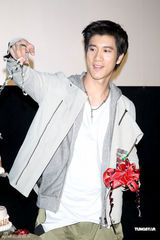 高清图：王力宏帅气现身新片活动 切蛋糕庆功