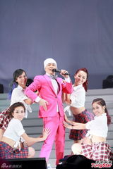 组图：侧田个唱弄哭女友 大方摘帽露光头