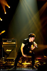 组图：歌手2邓紫棋白裙优雅 茜拉满文军补位