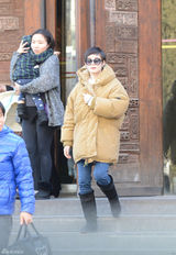 组图：孙俪带儿子会友 一路小心保护呵护有加