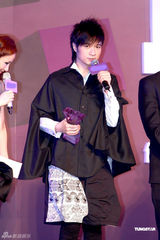 组图：金贤重香港获大奖 阿SA无缘和男友过圣诞