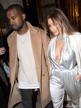 组图：卡戴珊银色深V装露半球 与老公恩爱牵手