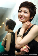 幻灯图集：张瑞希拍写真 利落短发演绎精致女人 